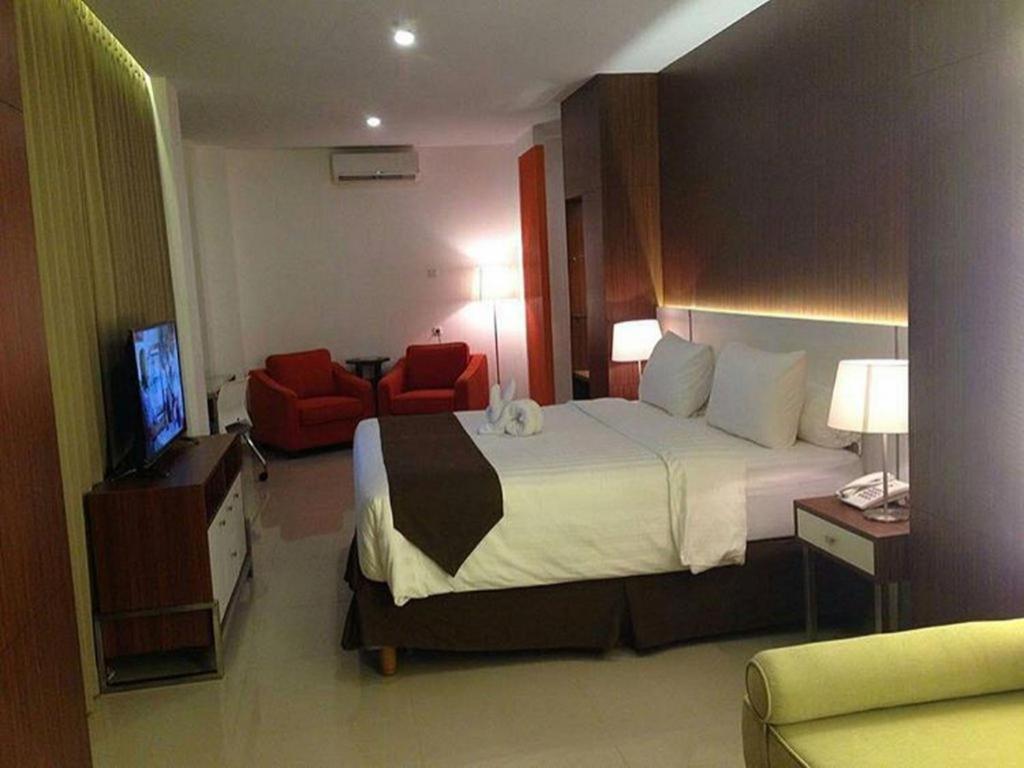 Front One Hotel Pamekasan Madura Bagian luar foto