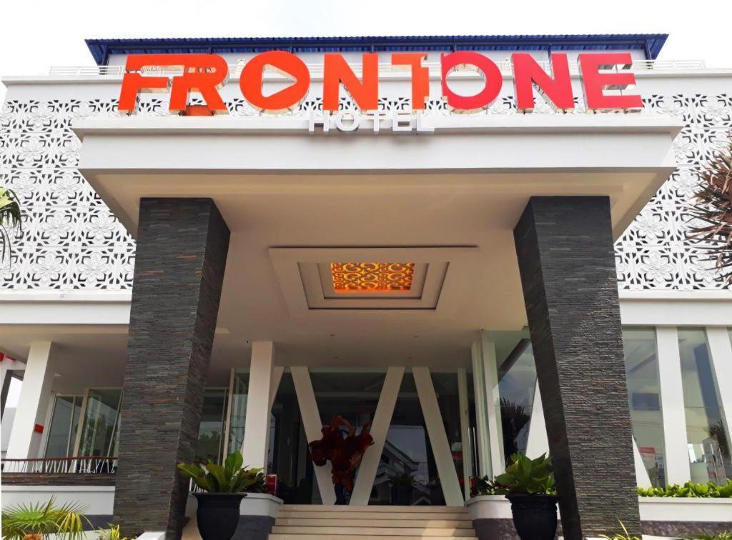 Front One Hotel Pamekasan Madura Bagian luar foto