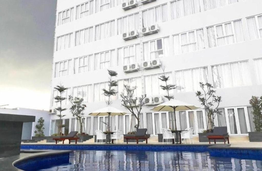 Front One Hotel Pamekasan Madura Bagian luar foto