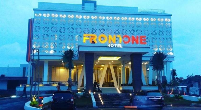 Front One Hotel Pamekasan Madura Bagian luar foto