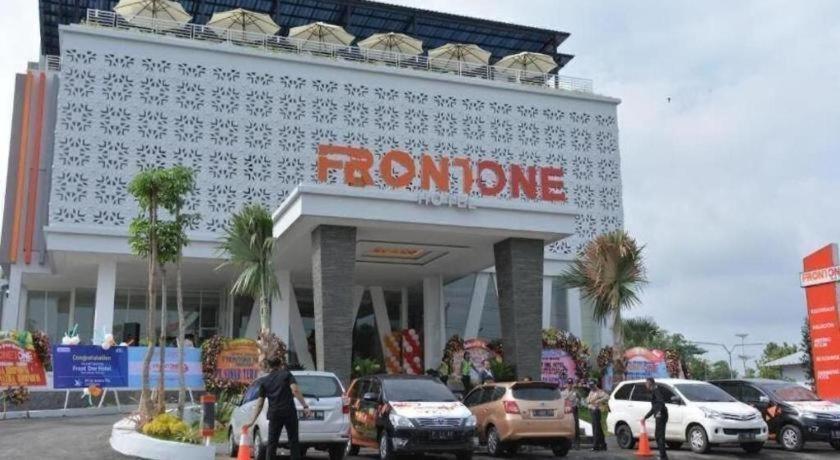 Front One Hotel Pamekasan Madura Bagian luar foto