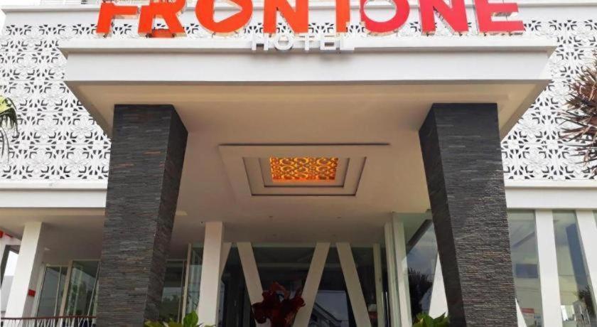 Front One Hotel Pamekasan Madura Bagian luar foto