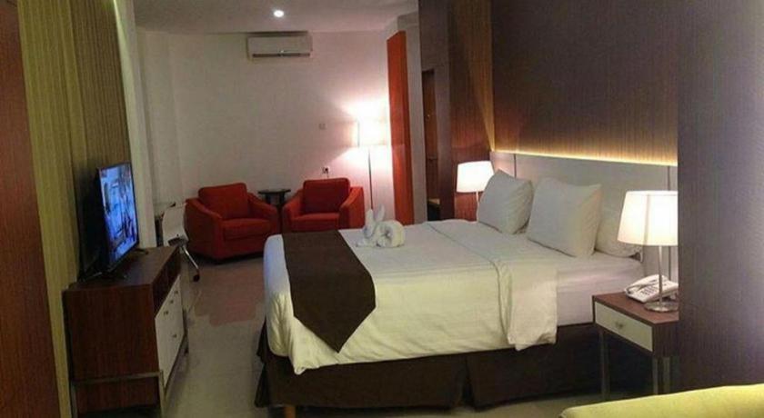 Front One Hotel Pamekasan Madura Bagian luar foto