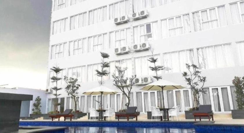 Front One Hotel Pamekasan Madura Bagian luar foto