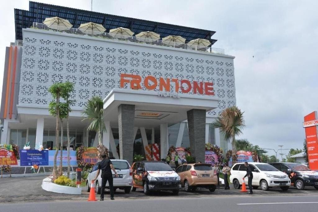 Front One Hotel Pamekasan Madura Bagian luar foto