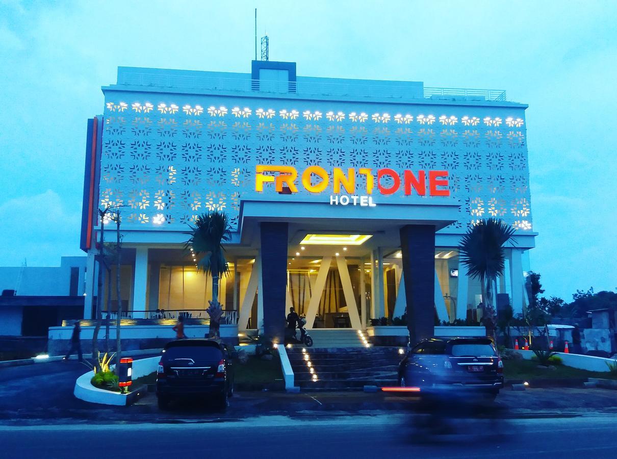 Front One Hotel Pamekasan Madura Bagian luar foto